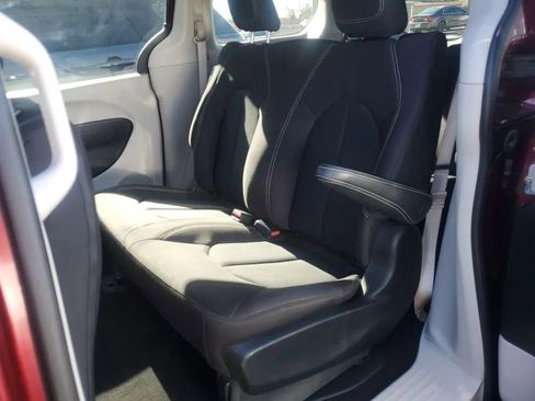 Used 2020 Chrysler Voyager L image 24