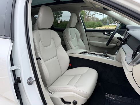 Certified 2024 Volvo XC60 B5 Plus image 10