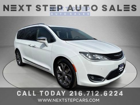 Used 2018 Chrysler Pacifica Limited w/ Tire & Wheel Group image 1