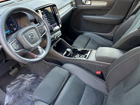 Used 2025 Volvo XC40 B5 Plus image 11