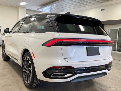 Used 2025 Lincoln Nautilus Reserve image 5