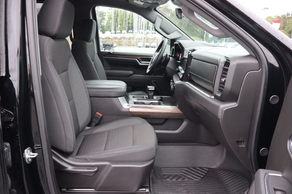 Used 2025 Chevrolet Silverado 1500 LT Trail Boss w/ Dark Appearance Package AWD/4WD image 18