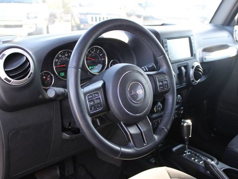 Used 2018 Jeep Wrangler Sahara w/ Connectivity Group AWD/4WD image 26