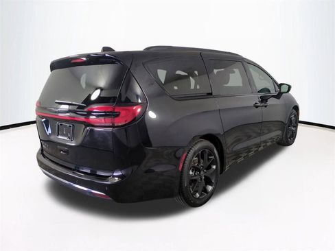 Used 2025 Chrysler Pacifica Limited image 5