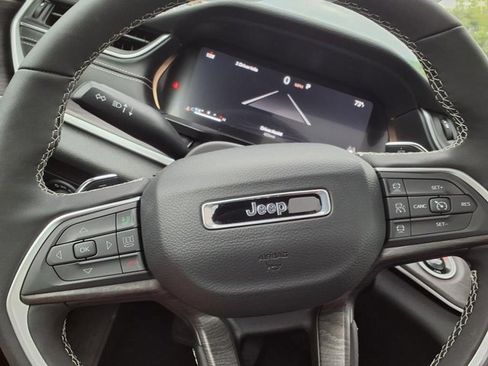 New 2025 Jeep Grand Cherokee Limited w/ Black Appearance Package image 12