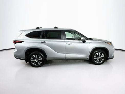 Used 2024 Toyota Highlander XLE AWD/4WD image 8