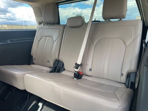 Used 2024 Ford Expedition Limited image 11