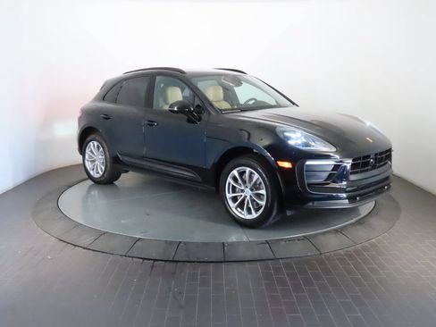 Certified 2026 Porsche Macan AWD/4WD image 9