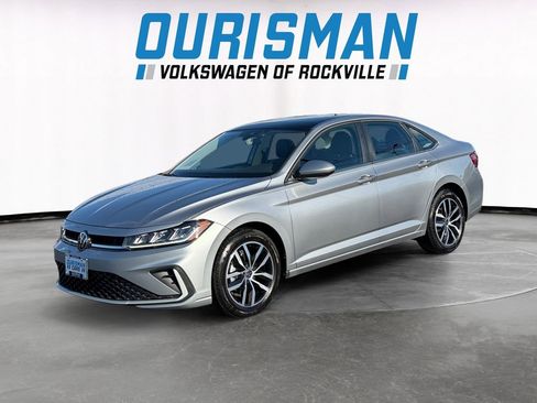 Used 2025 Volkswagen Jetta SE image 2