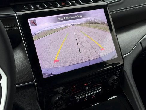 Used 2023 Toyota Camry SE image 12