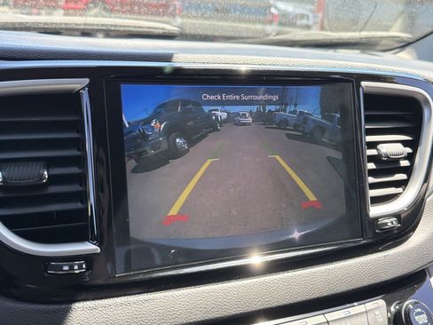 Used 2023 Chrysler Pacifica Touring-L FWD image 20