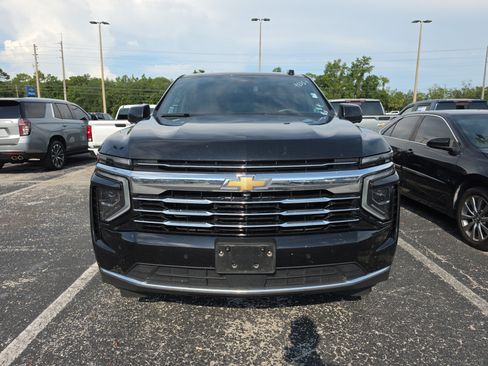 Used 2025 Chevrolet Suburban LT RWD image 8