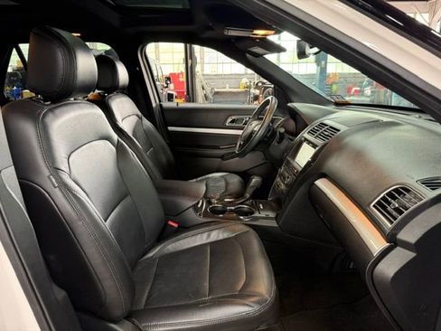 Used 2017 Ford Explorer XLT w/ Equipment Group 202A AWD/4WD image 10