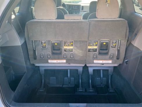 Used 2017 Toyota Sienna L image 12