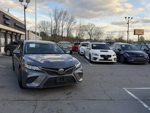 Used 2018 Toyota Camry SE w/ Moonroof Package image 9