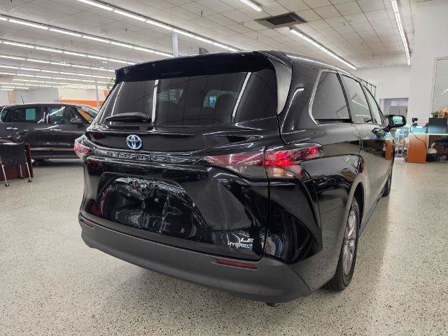 Used 2023 Toyota Sienna LE FWD image 5