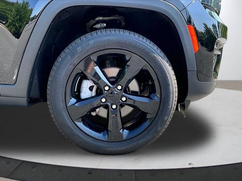 Used 2023 Jeep Grand Cherokee Limited w/ Black Appearance Package AWD/4WD image 34