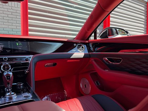 Used 2023 Bentley Flying Spur Plug-In Hybrid image 22