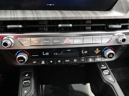 Used 2025 Kia Telluride EX w/ EX Captain's Chair Package FWD image 22