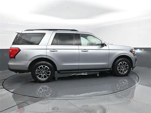 Used 2024 Ford Expedition XLT image 4