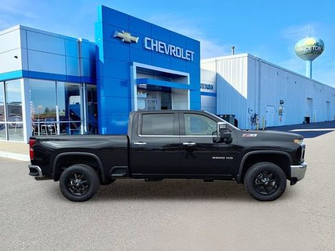 Used 2022 Chevrolet Silverado 2500 LTZ image 2