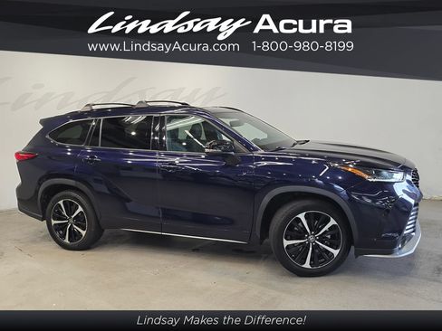 Used 2021 Toyota Highlander XSE AWD/4WD image 3