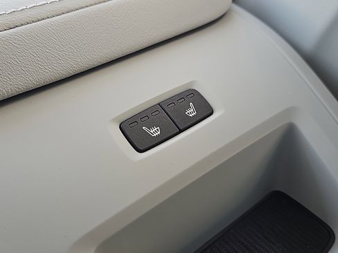 Used 2024 Volvo XC60 B5 Plus w/ Protection Package Premier image 15