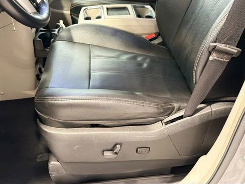 Used 2014 Chrysler Town & Country Touring FWD image 17