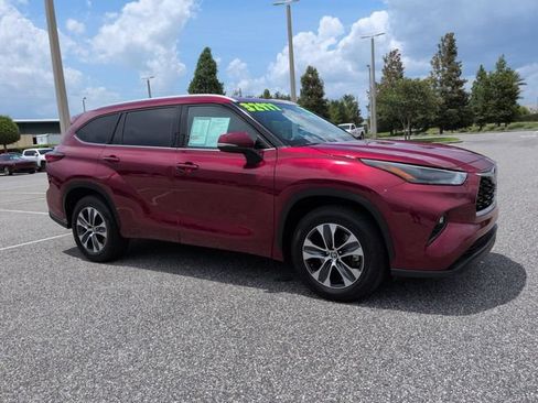 Used 2022 Toyota Highlander XLE FWD image 1