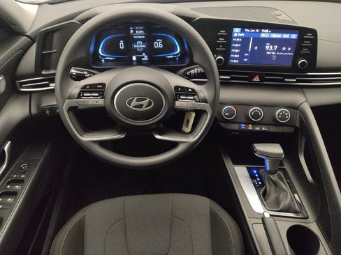 Used 2025 Hyundai Elantra SE FWD image 22