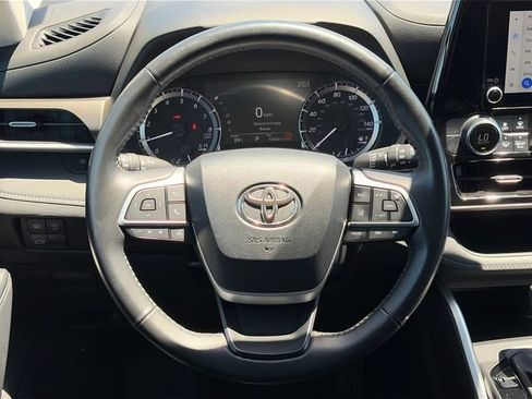 Used 2024 Toyota Highlander LE FWD image 14