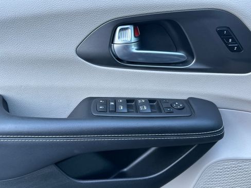 Used 2024 Chrysler Pacifica Touring-L FWD image 12