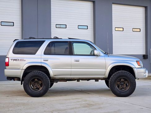 Used 2000 Toyota 4Runner SR5 image 9
