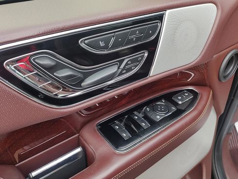 Used 2020 Lincoln Navigator Black Label w/ Cargo Convenience Package image 11