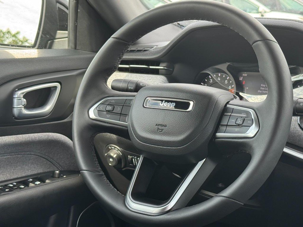 Used 2025 Jeep Compass Latitude w/ Convenience Group AWD/4WD image 12