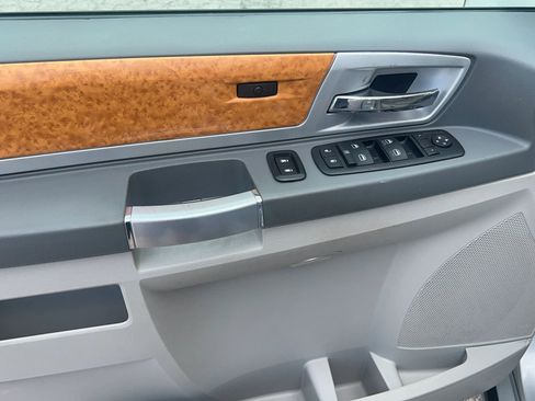 Used 2008 Chrysler Town & Country Limited w/ Entertainment Group #3 FWD image 26