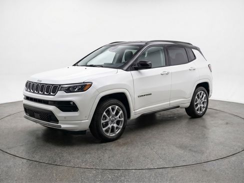 Used 2025 Jeep Compass Limited AWD/4WD image 3