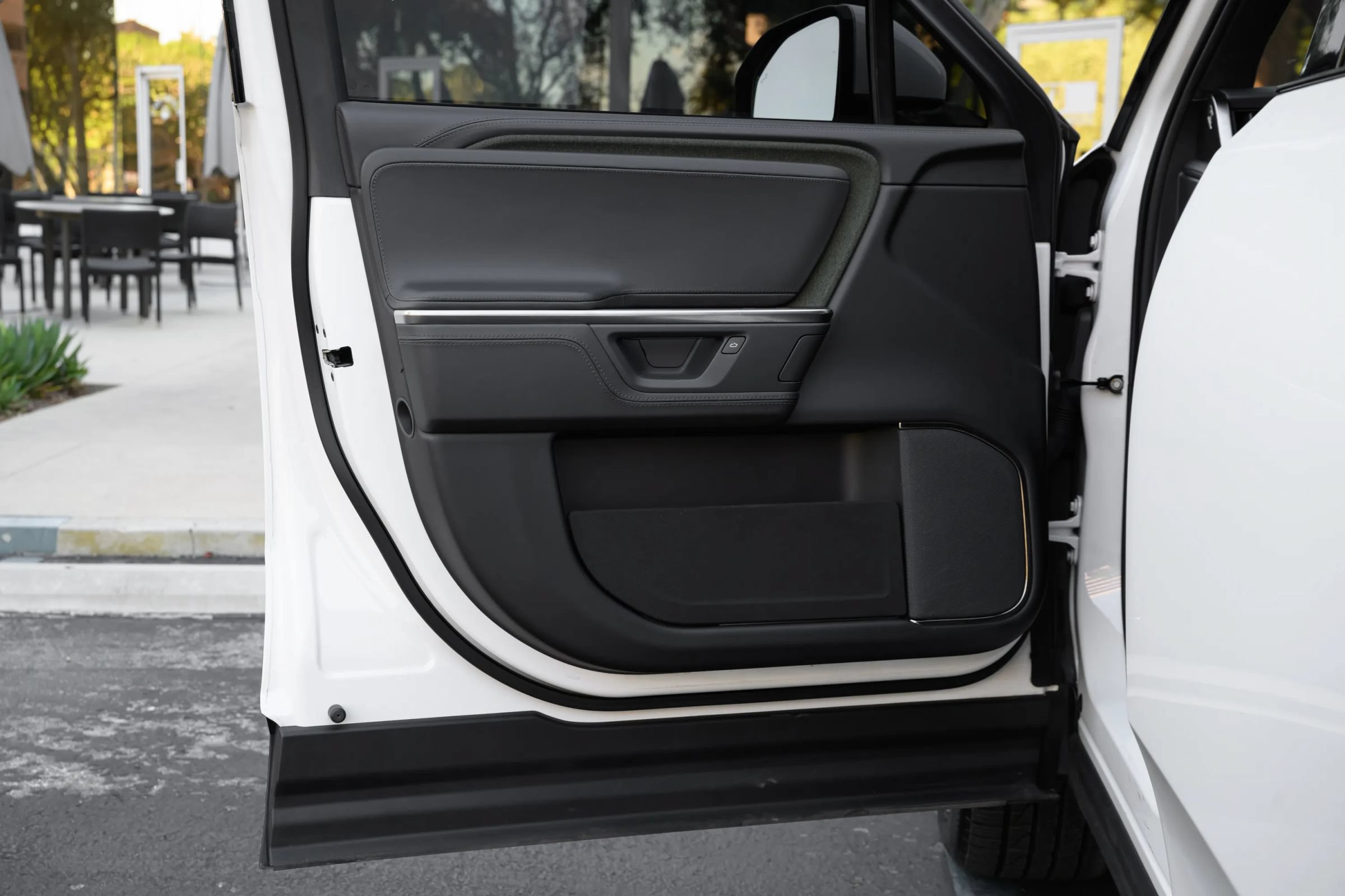 Used 2025 Rivian R1S Adventure Dual AWD/4WD image 10