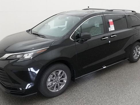 New 2026 Toyota Sienna XLE FWD image 1