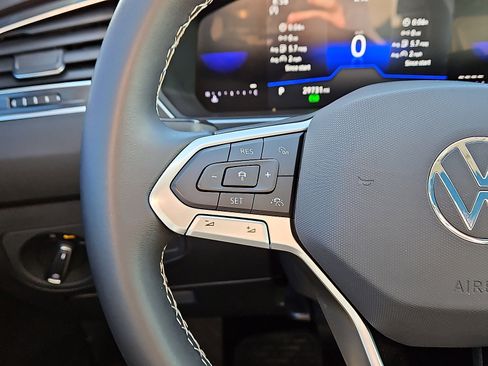 Certified 2023 Volkswagen Tiguan SE w/ Panoramic Sunroof Package image 17