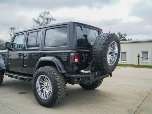 Used 2020 Jeep Wrangler Unlimited Sahara image 32