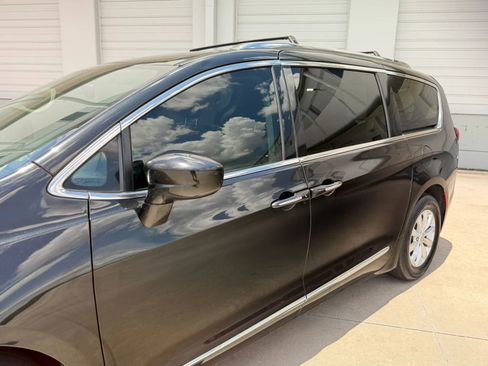 Used 2019 Chrysler Pacifica Touring-L FWD image 15