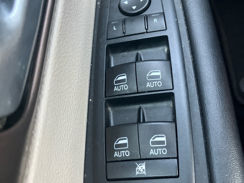 Used 2017 Chrysler Pacifica Touring-L Plus w/ Tire & Wheel Group FWD image 12