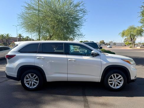 Used 2015 Toyota Highlander LE FWD image 3