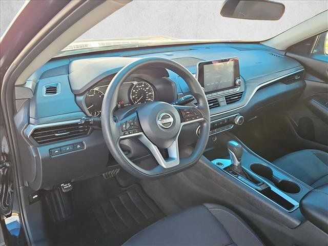 Used 2025 Nissan Altima 2.5 SV FWD image 10