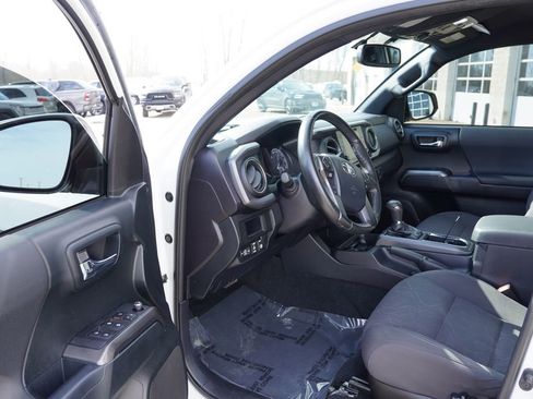 Used 2017 Toyota Tacoma TRD Off-Road image 14