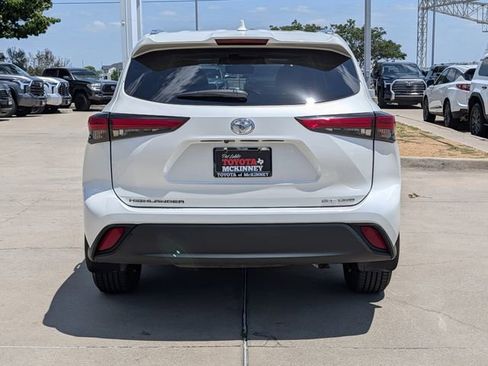 Used 2021 Toyota Highlander XLE AWD/4WD image 7