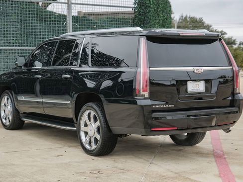Used 2017 Cadillac Escalade ESV Luxury AWD/4WD image 14