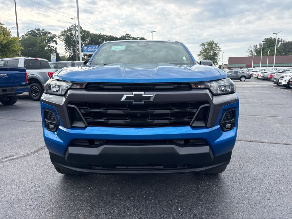 Used 2023 Chevrolet Colorado LT w/ LT Convenience Package II AWD/4WD image 3