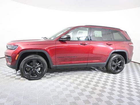 Used 2023 Jeep Grand Cherokee Altitude AWD/4WD image 2